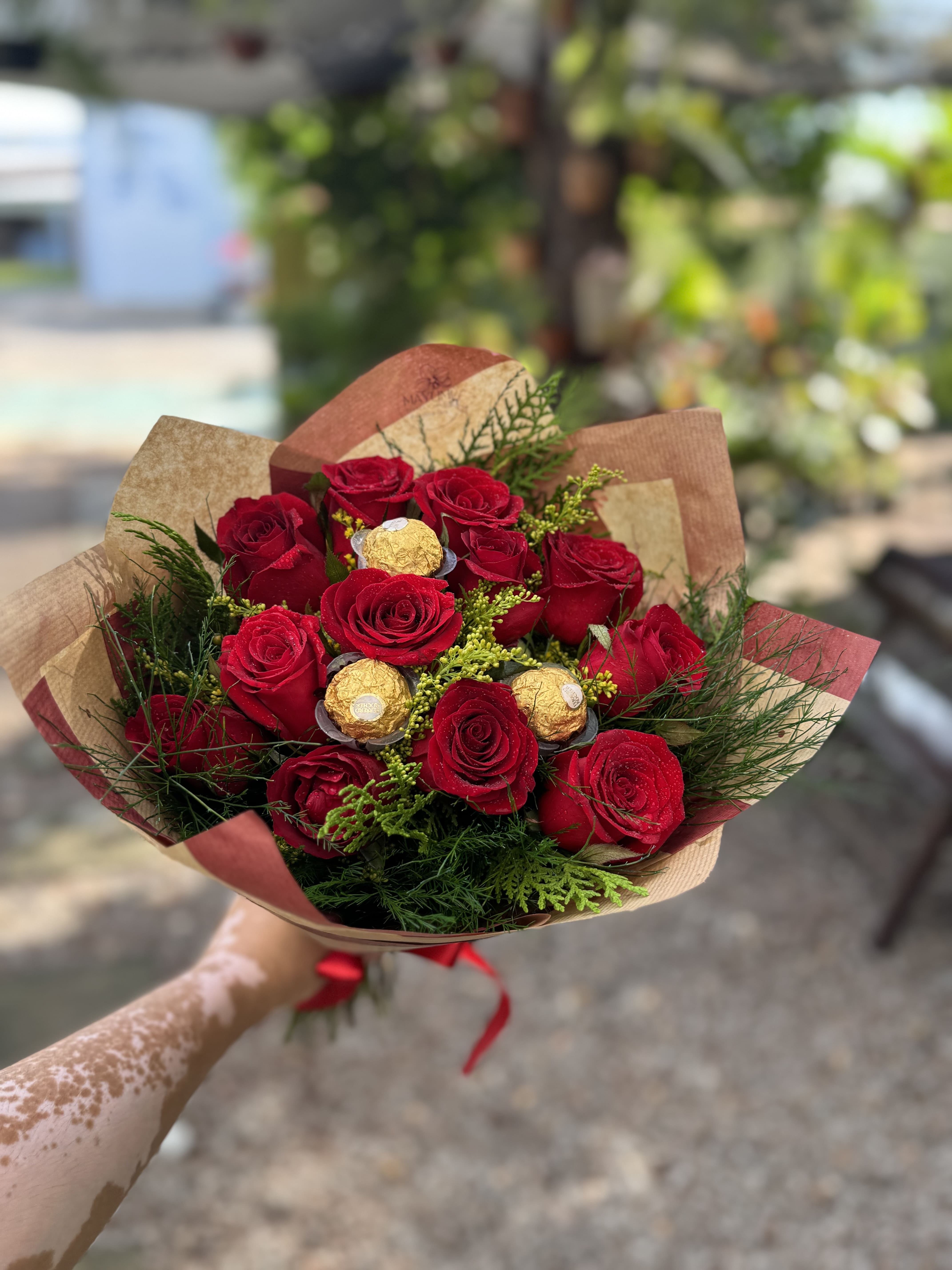 Buquê de rosas vermelhas com chocolates
