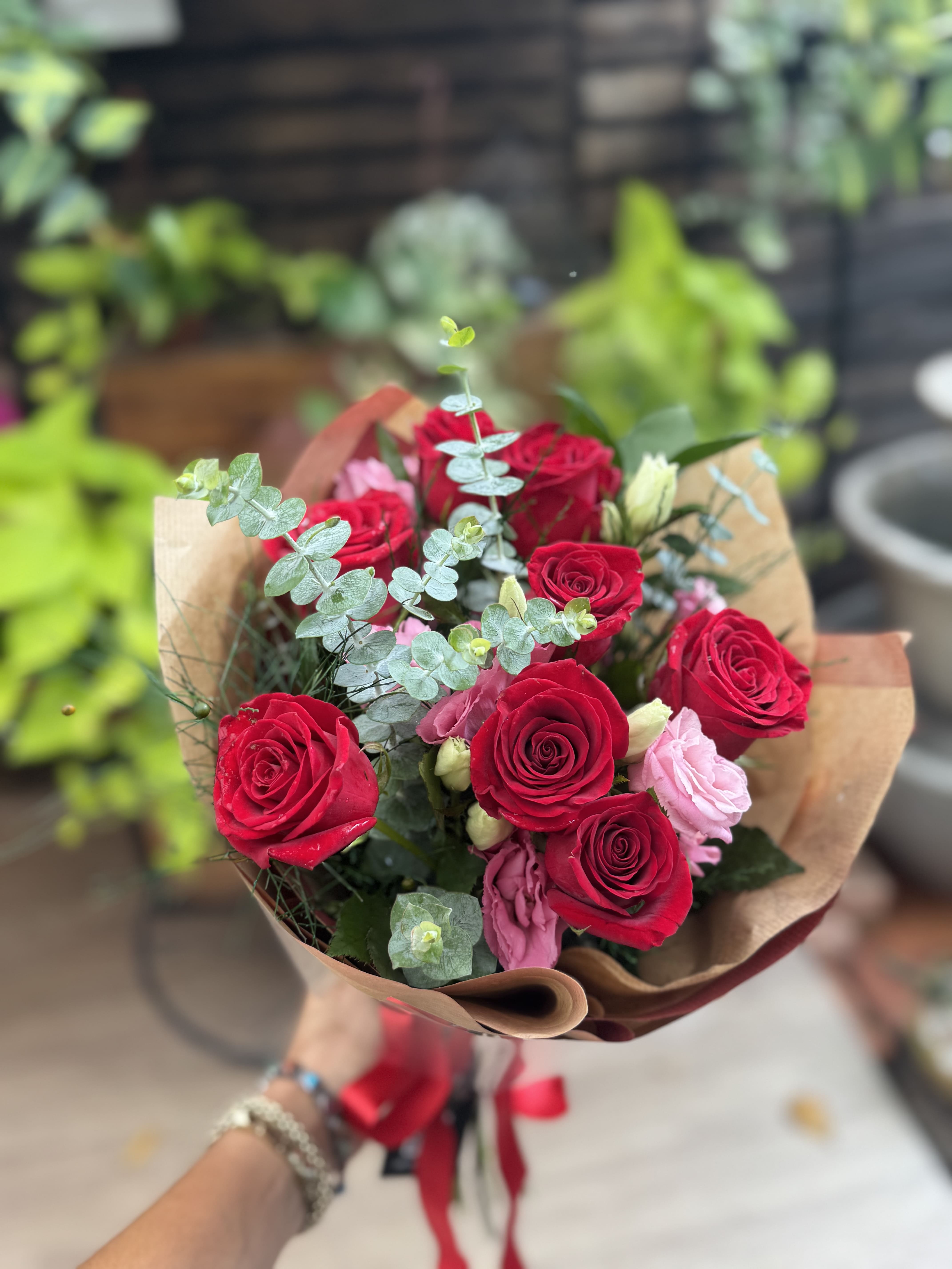 Buquê com rosas vermelhas e flores rosas